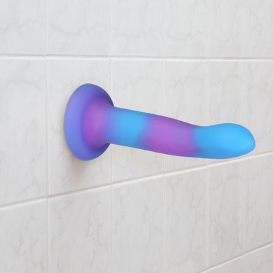 Светящийся в темноте фаллоимитатор ADDICTION - Rave - 8" Glow in the Dark Dildo - Blue Purple SO6851 фото